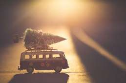 Autocaravana con arbol de navidad en el techo. Caravantures: Alquiler de Autocaravana en Asturias
